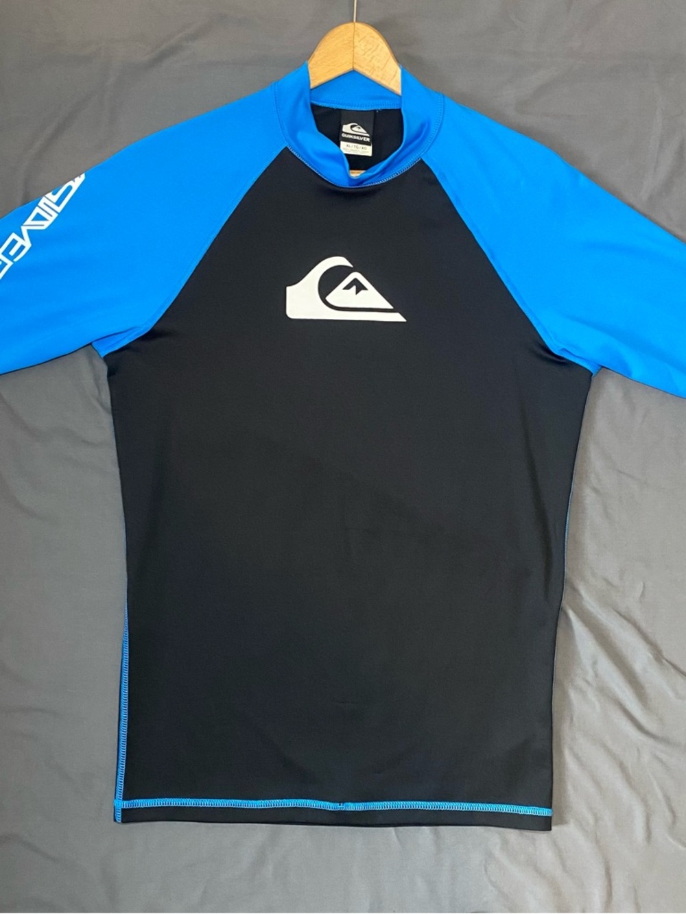 Quiksilver Men’s XL Rash Guard Surf Shirt UV Tech Blue Black Short Sleeve Beach